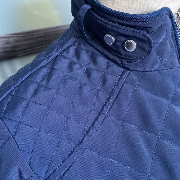 Tommy Hilfiger navy quilted spring jacket. Zippered front and pockets. Small 💙 - Picture 2 of 16